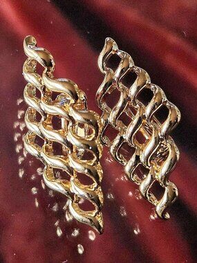 90s Vintage AVON "Golden Billow" gold-tone clip-on earrings.